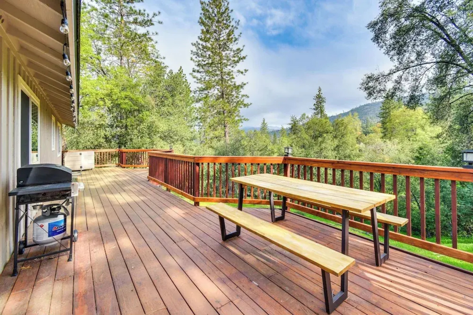 Sierra Serenity: Scenic Mtn Escape w/ Game Room