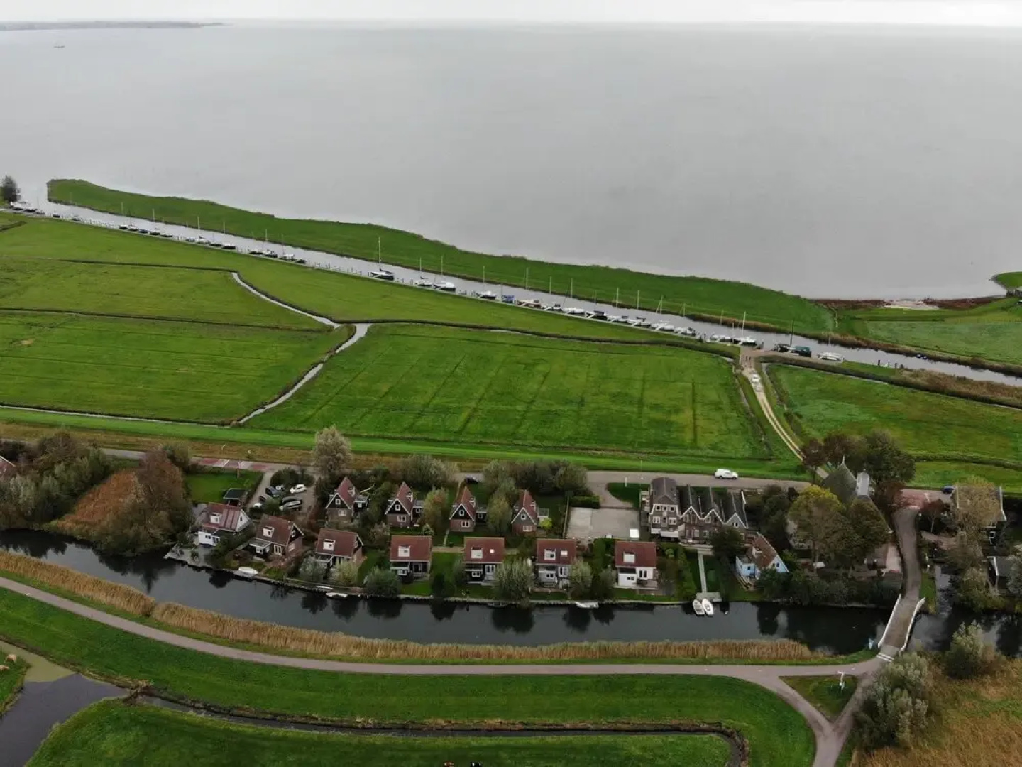 Romantic Holiday Home Directly on the Markermeer Lake with Waterfront Terrace