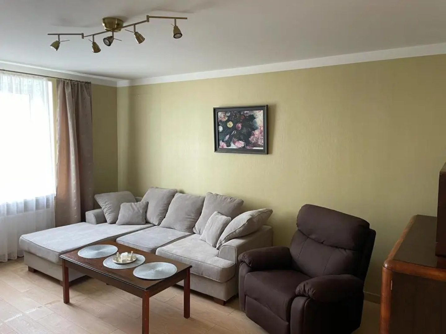 Spacious 3 bedroom apartment in great location