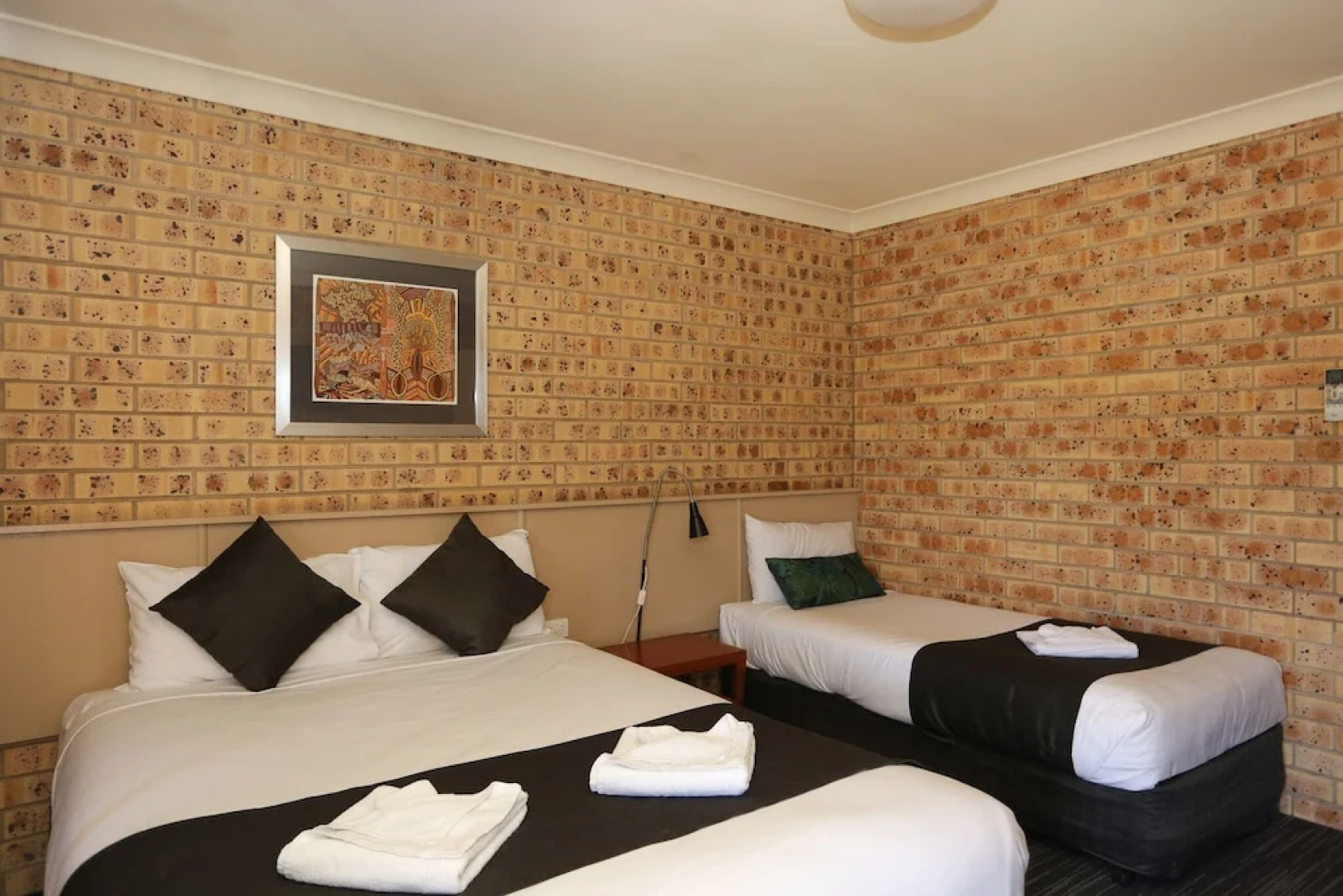 Clermont Country Motor Inn