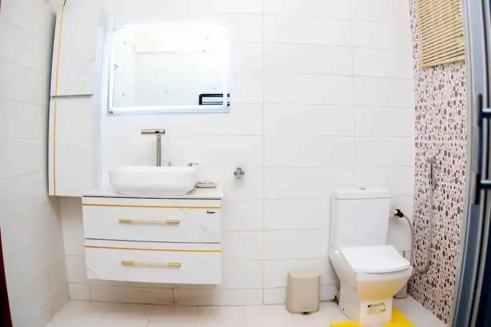 Luxury 4 BR Apt w Parking, Hot Tub, Magodo Estate