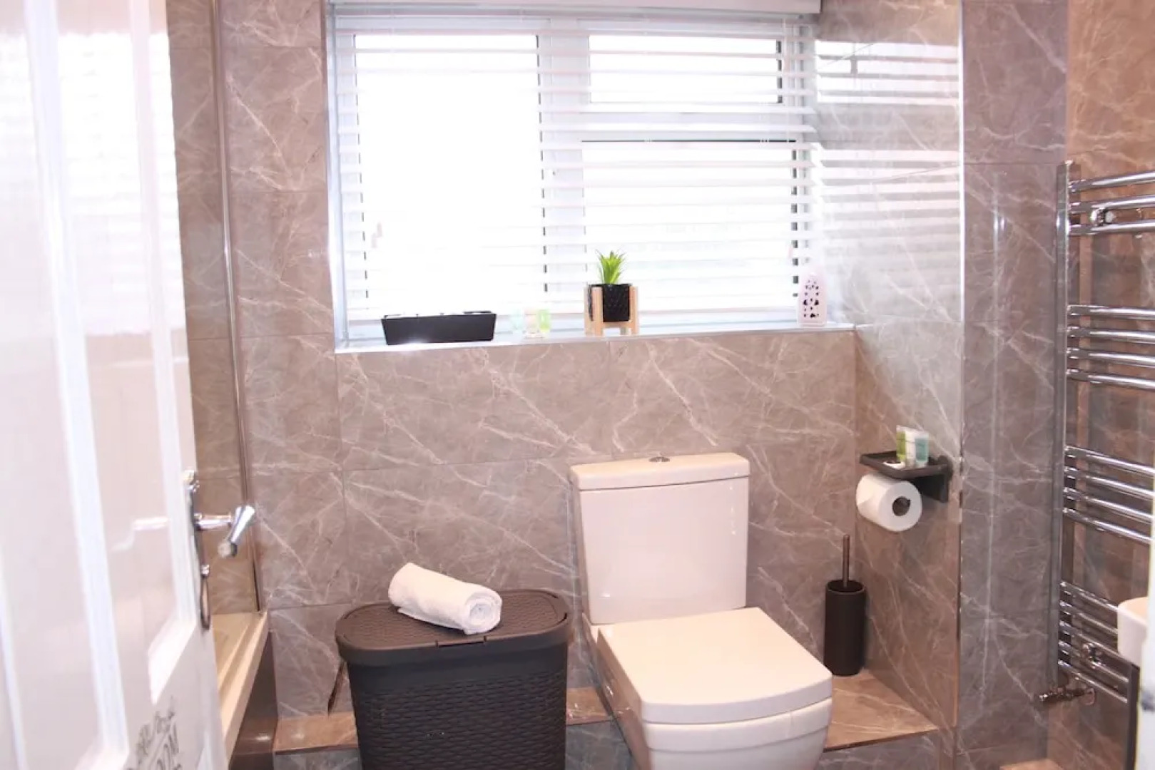 6guests-parking-nearstansted-accessible