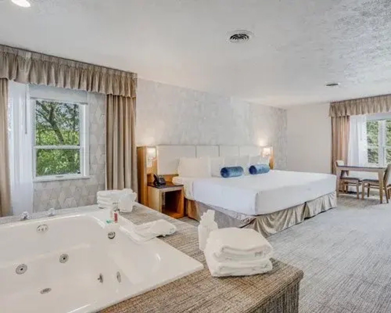 Split Rock Resort - 5 Nights, Lake Harmony, USA