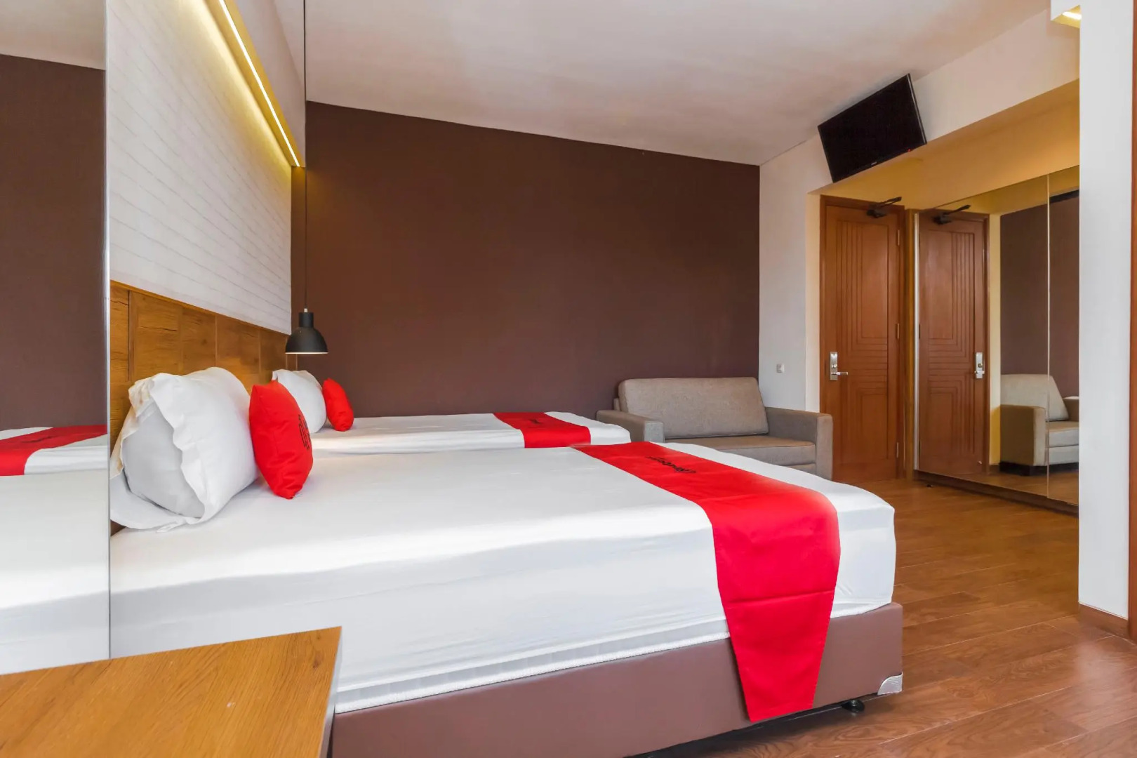 RedDoorz Plus @ CBD Bintaro