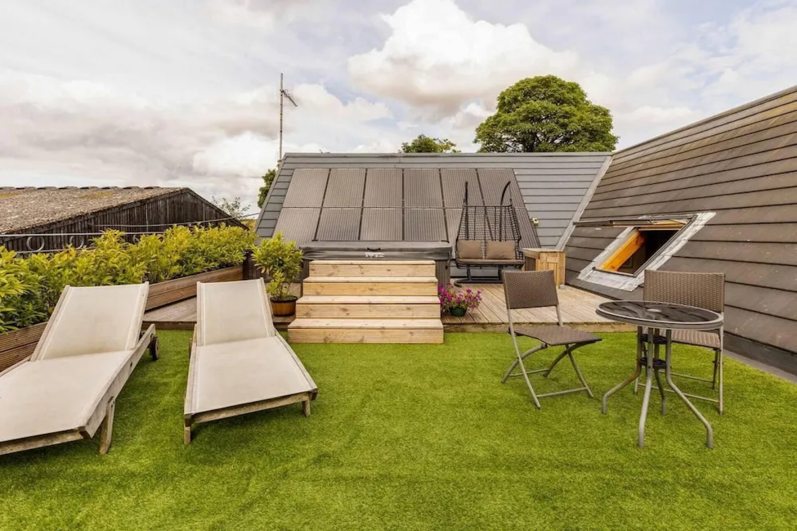 Stunning Luxury Duplex With Hot Tub and Aircon