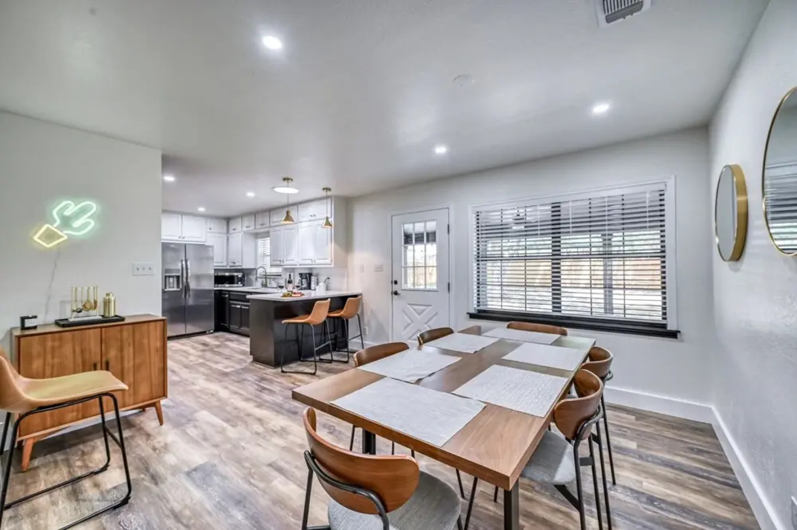 Modern Luxurious Home Near Main W/hot Tub-firepit!