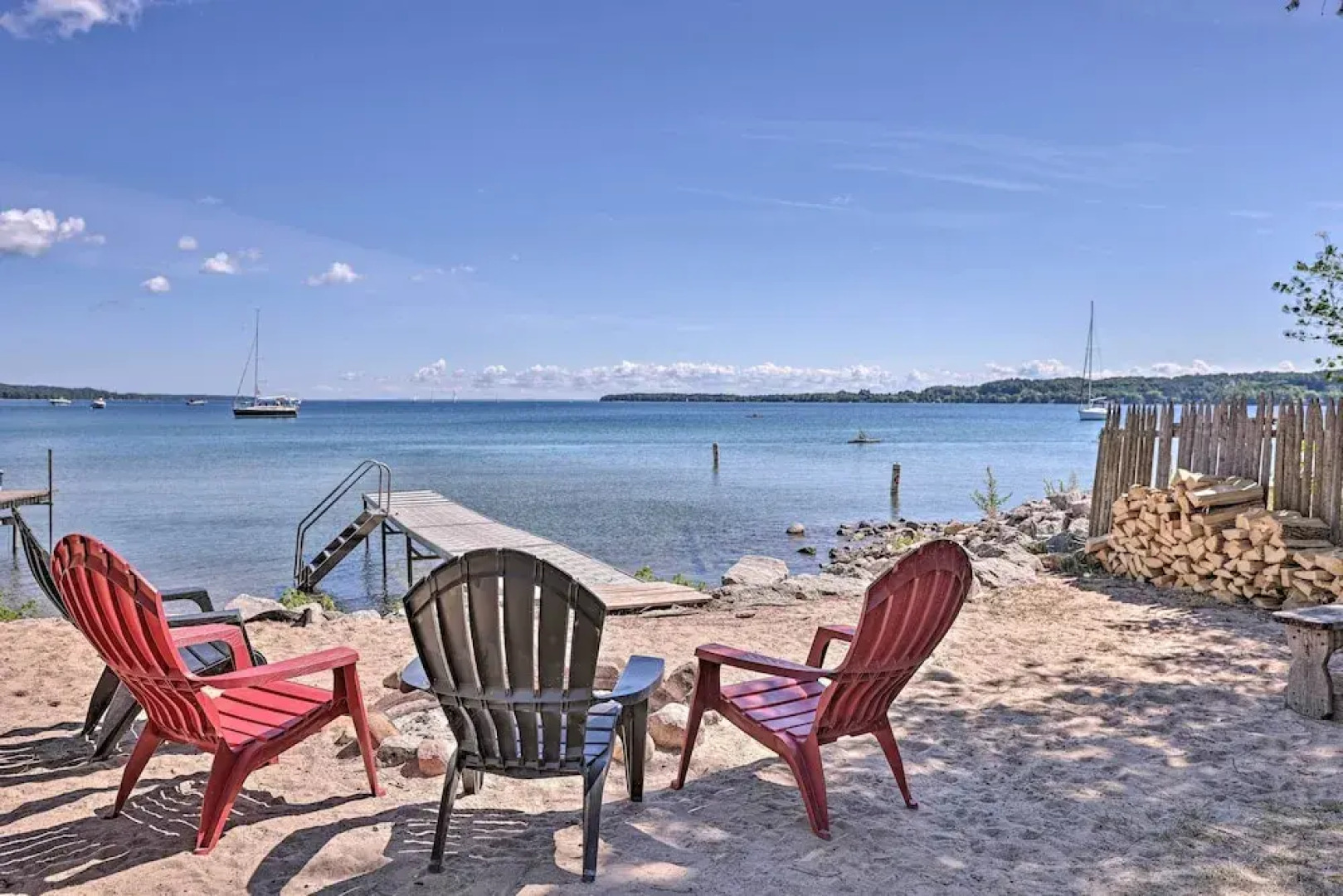 Lakefront 'manitou Cottage' < 1 Mi to Downtown!