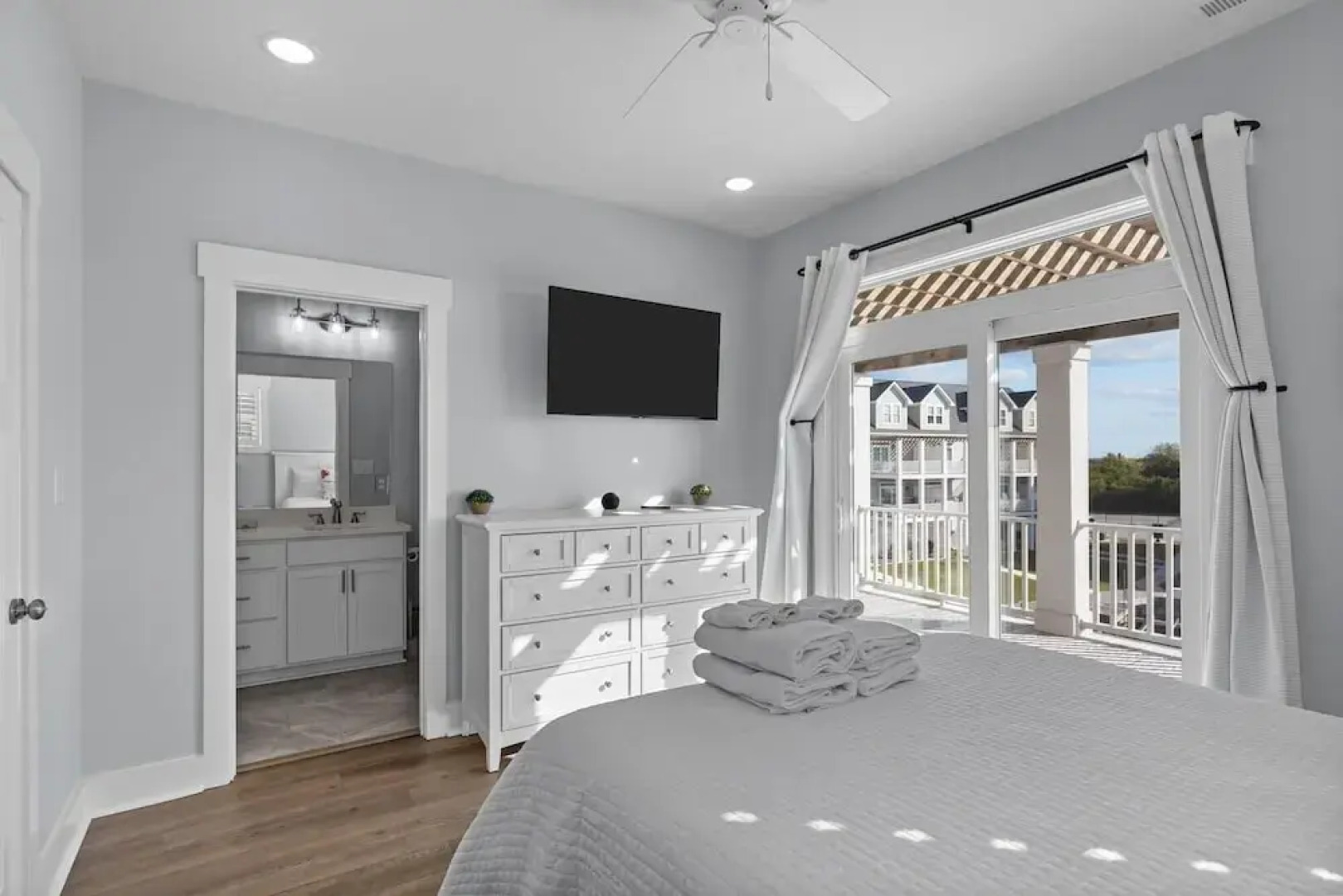 South Breeze 3 Bedroom Townhouse by RedAwning