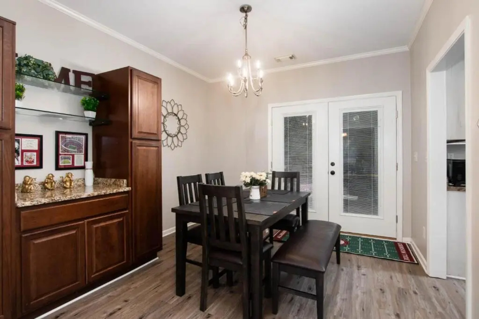 The Crimson Retreat Only 5 Miles to the Stadium BBQ Coffee Games