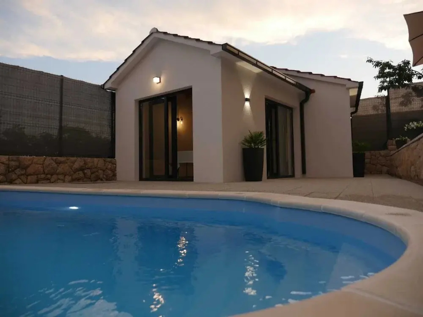 Shadesofblue M & M Sleeps 4 With Pool