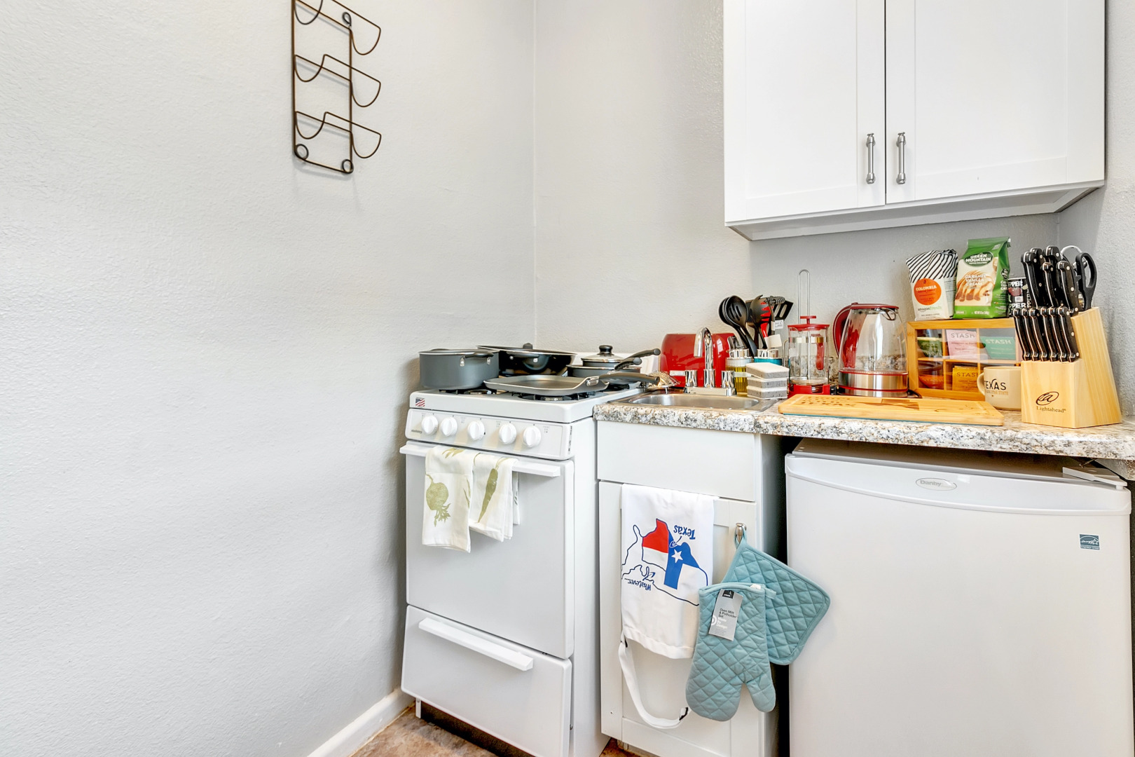 Studio Apt For A Long Term Stay With Parking Included!