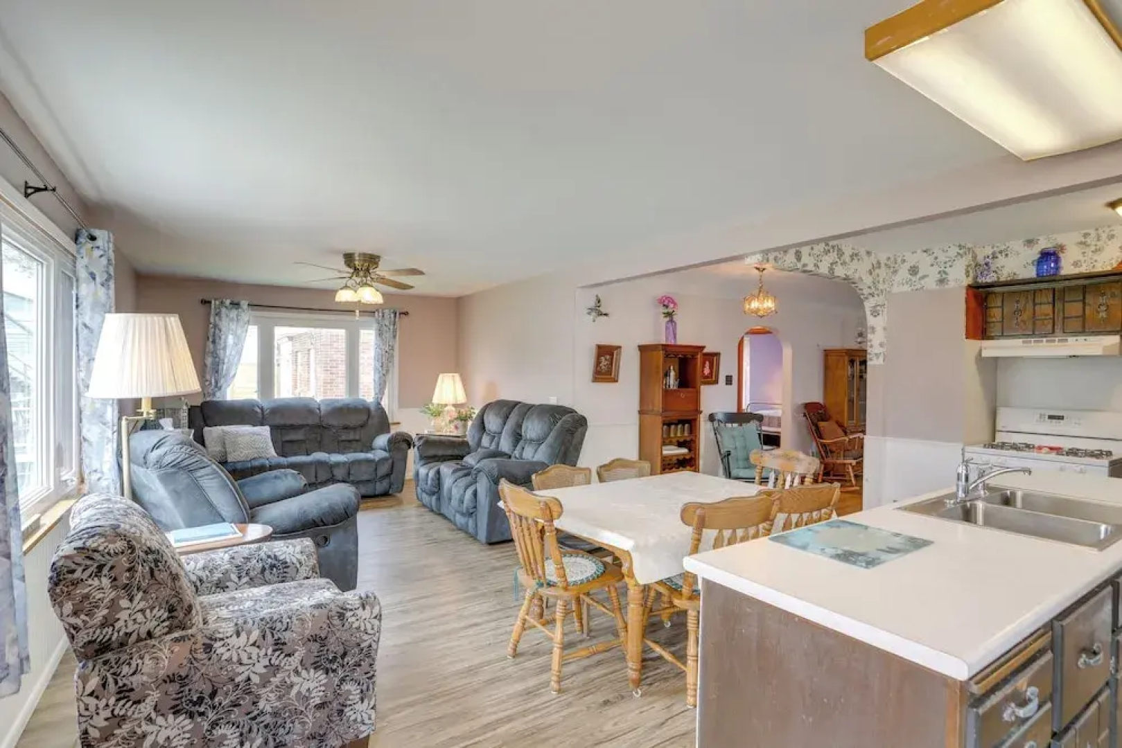 Home w/ Screened-in Porch < 1 Mi to Lake Erie