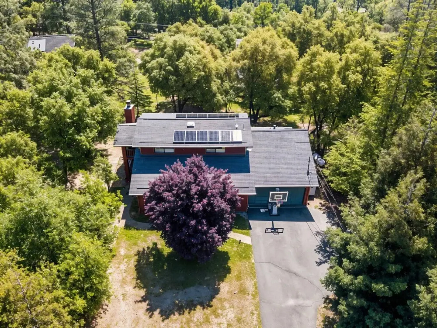 The Red House - Near Golf, Beaches & Communal Pool by Yosemite Region Resorts