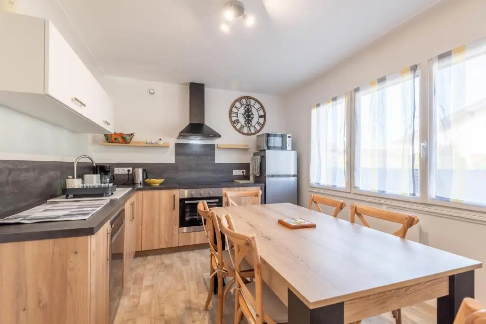Ideally Located Furnished Townhouse With 3 Bedrooms Parking & Garden
