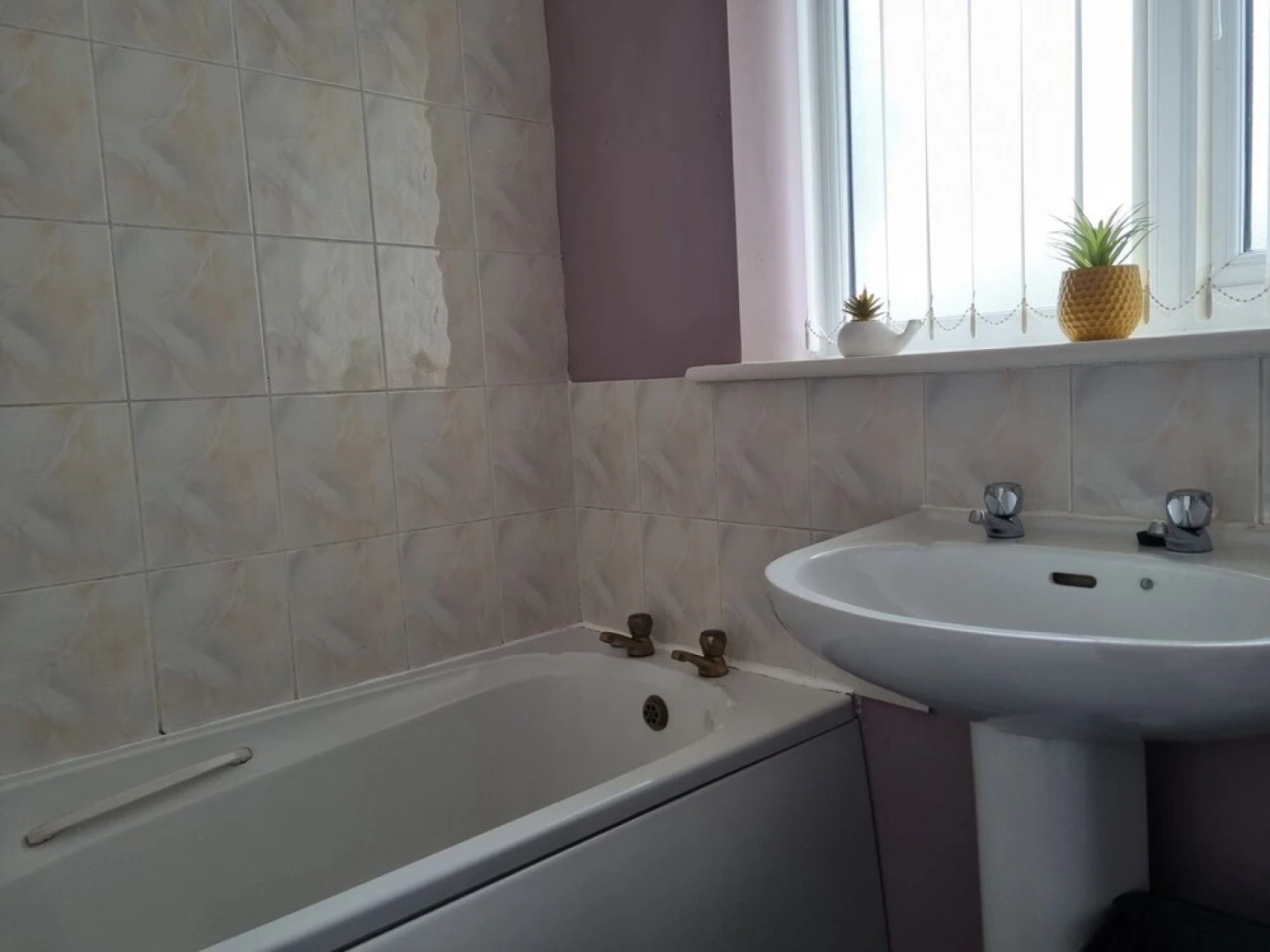 Charming 3-bed House in Leigh Siddow Common