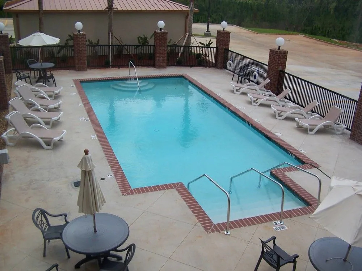Holiday Inn Express Hotel & Suites Lucedale
