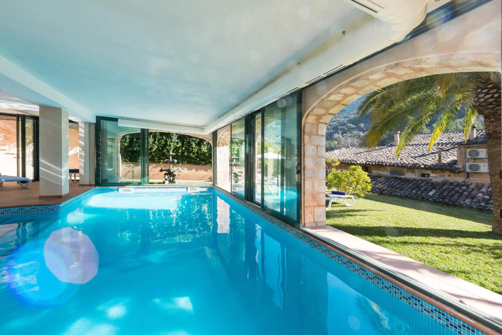 CIRCE - Stunning townhouse with an indoors heated pool in the mountains. Free WiFi