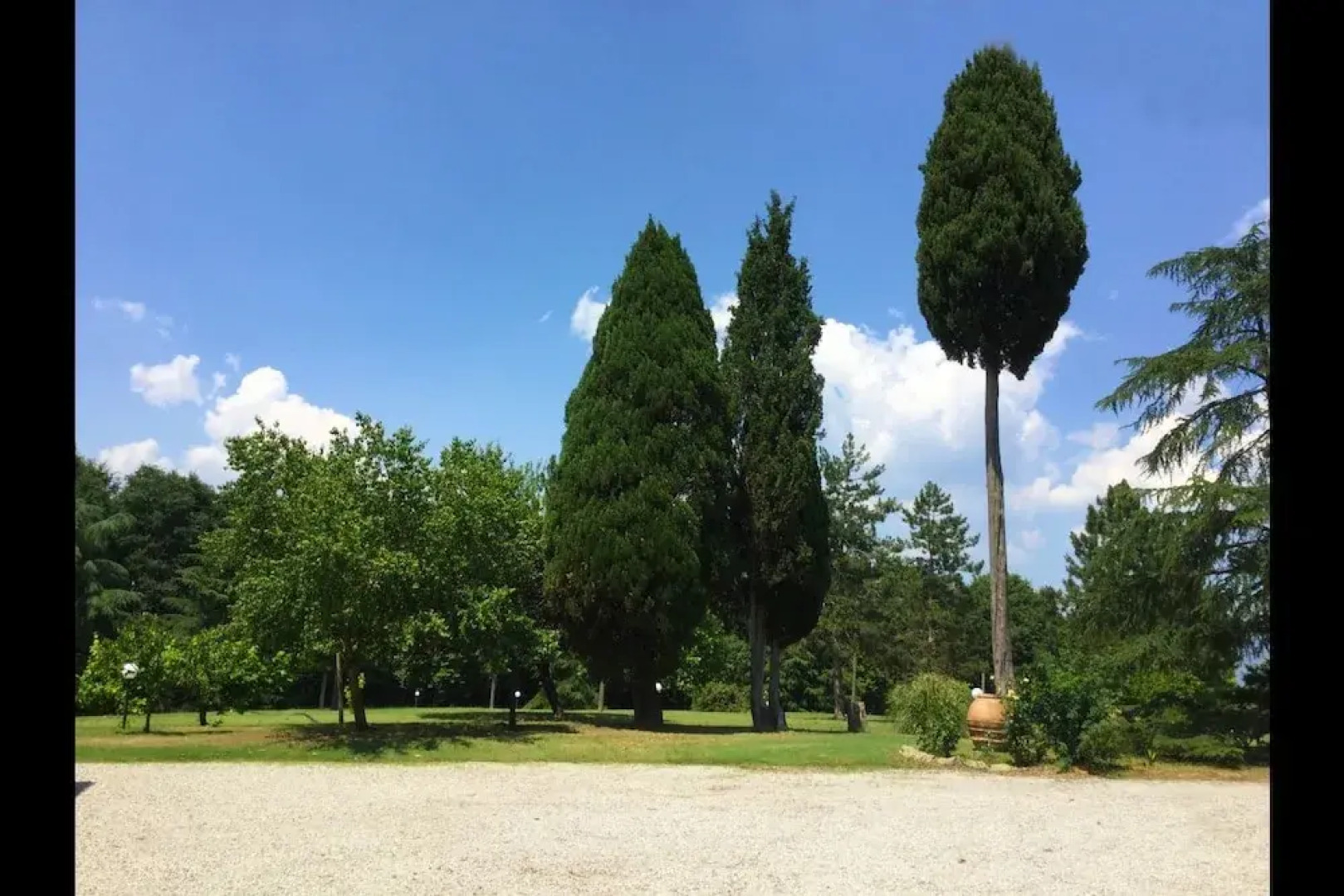 Stunning private villa for 6 guests with private pool, TV, pets allowed and parking