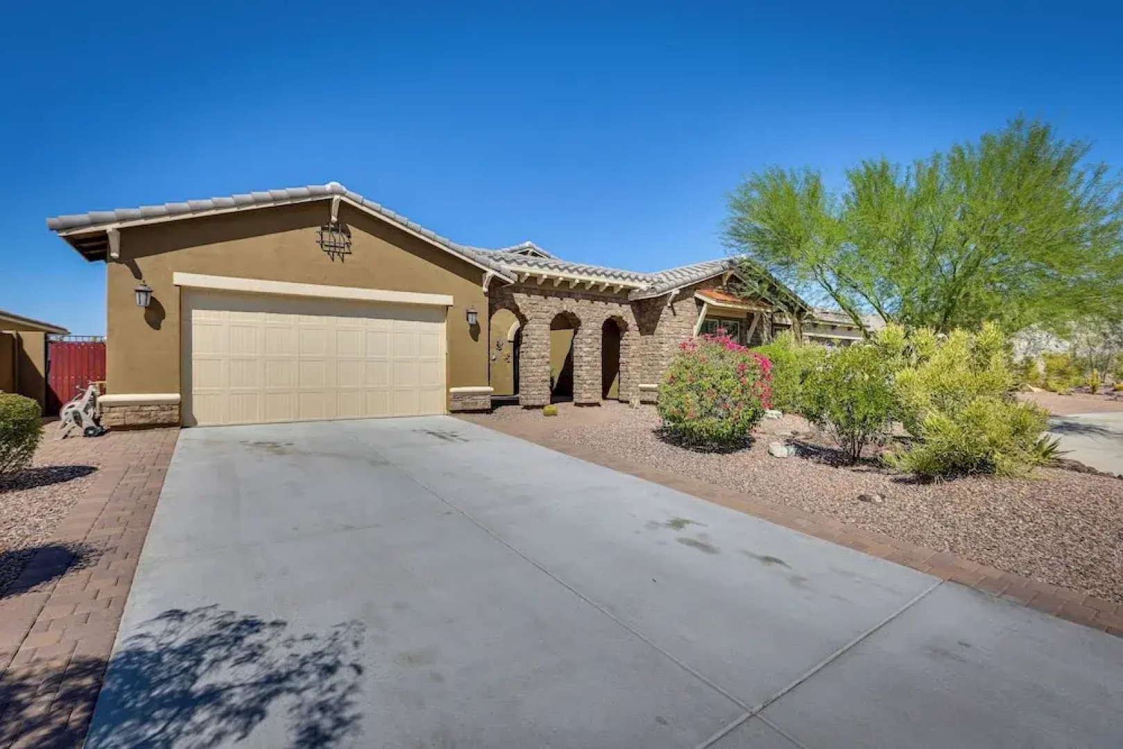 Saltwater Pool & Swim-up Bar: Goodyear Oasis!