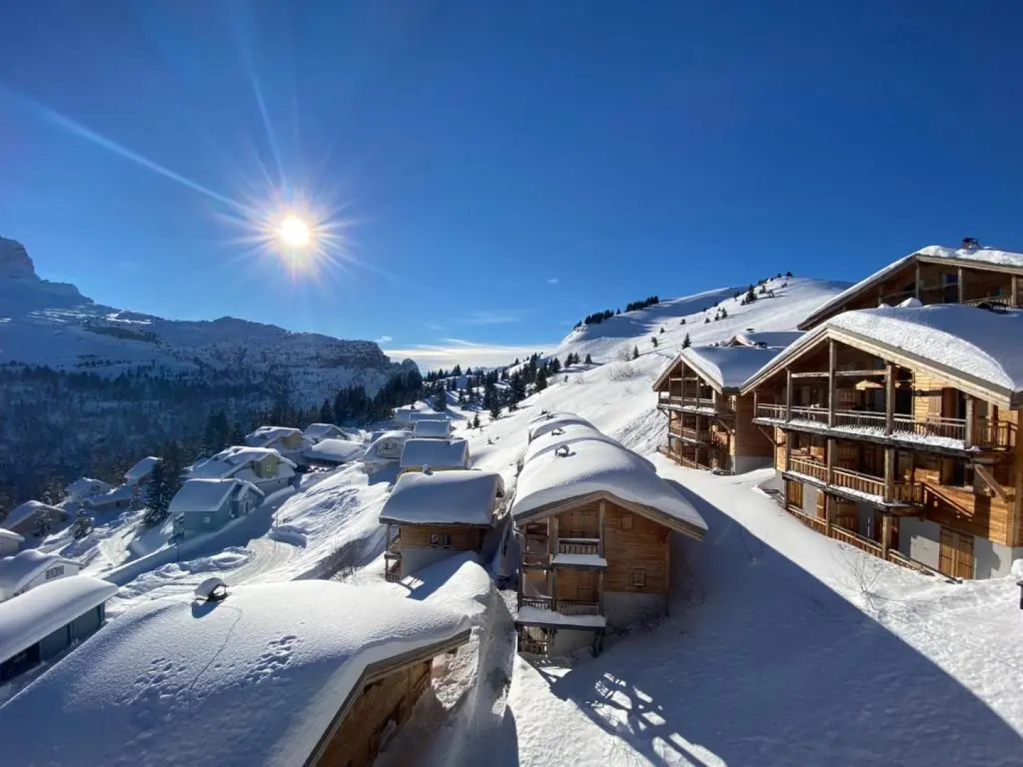Vue panoramique sur les montagnes plein Sud - T2 Skis aux pieds, Piscine, Jacuzzi