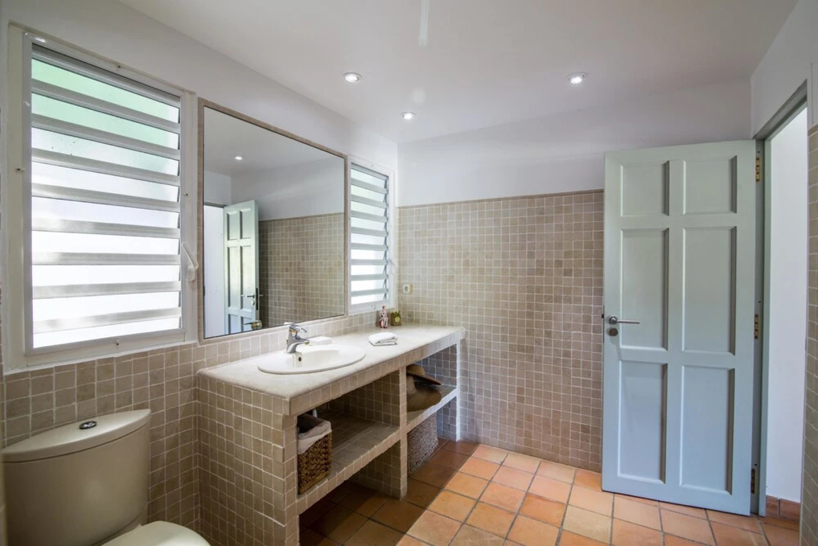 Stunning Ocean Views, Large Heated Pool, Walk to the Beach, AC, Free Wifi