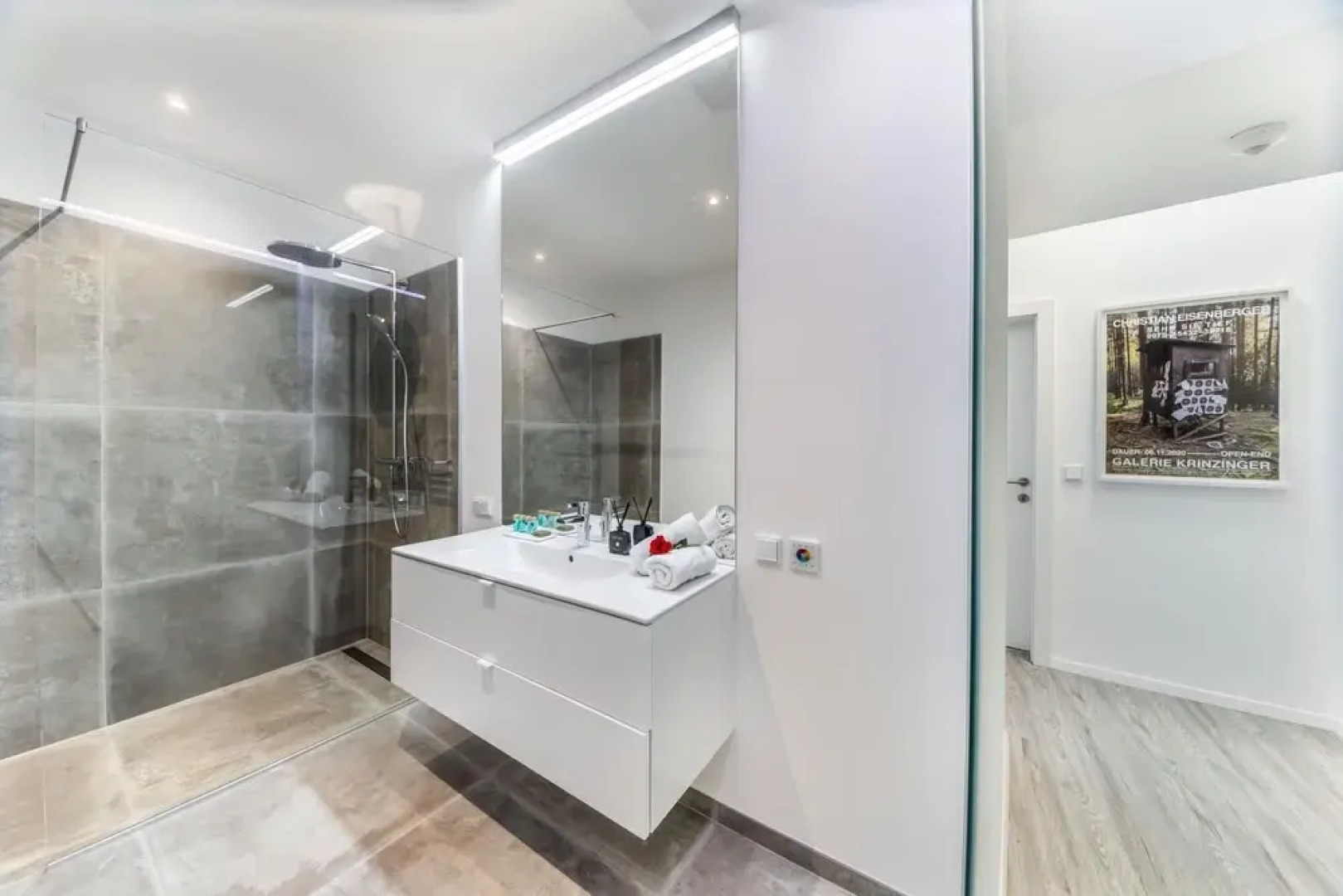 Superior Apartment Art Collection With Kingsize Bed and Air Conditioning