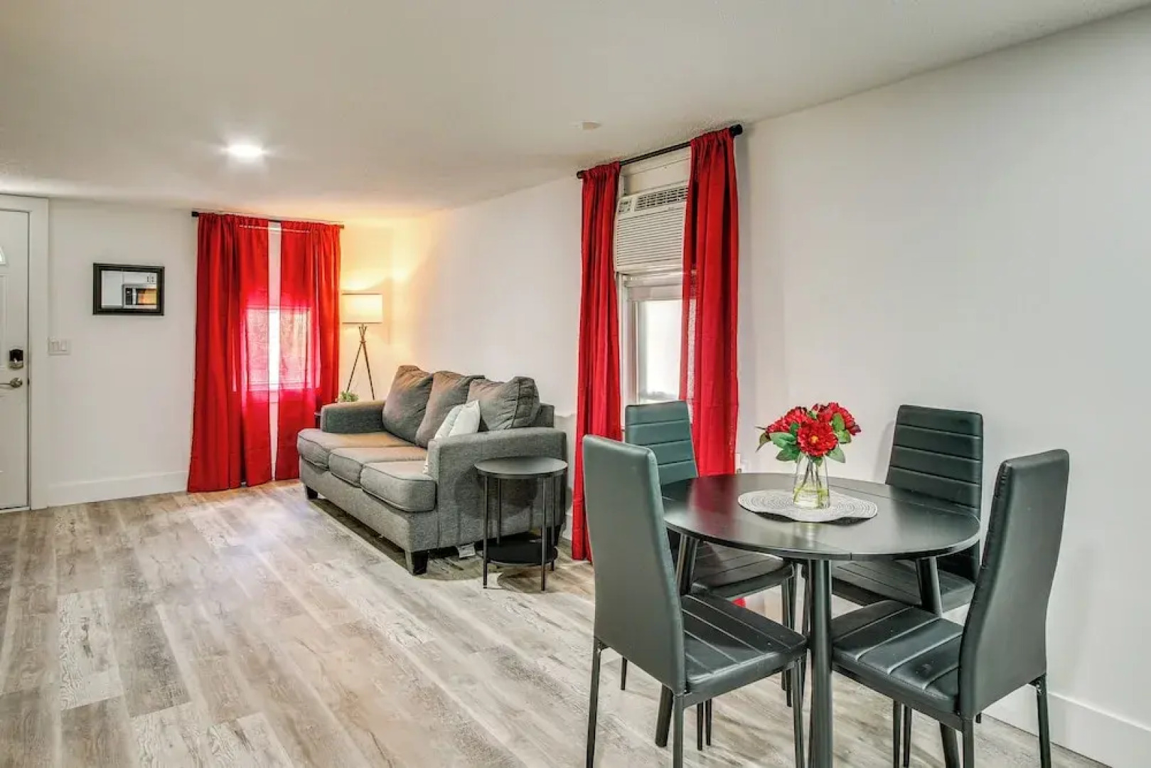 2 Mi to USC Campus: Peaceful Apartment w/ Yard