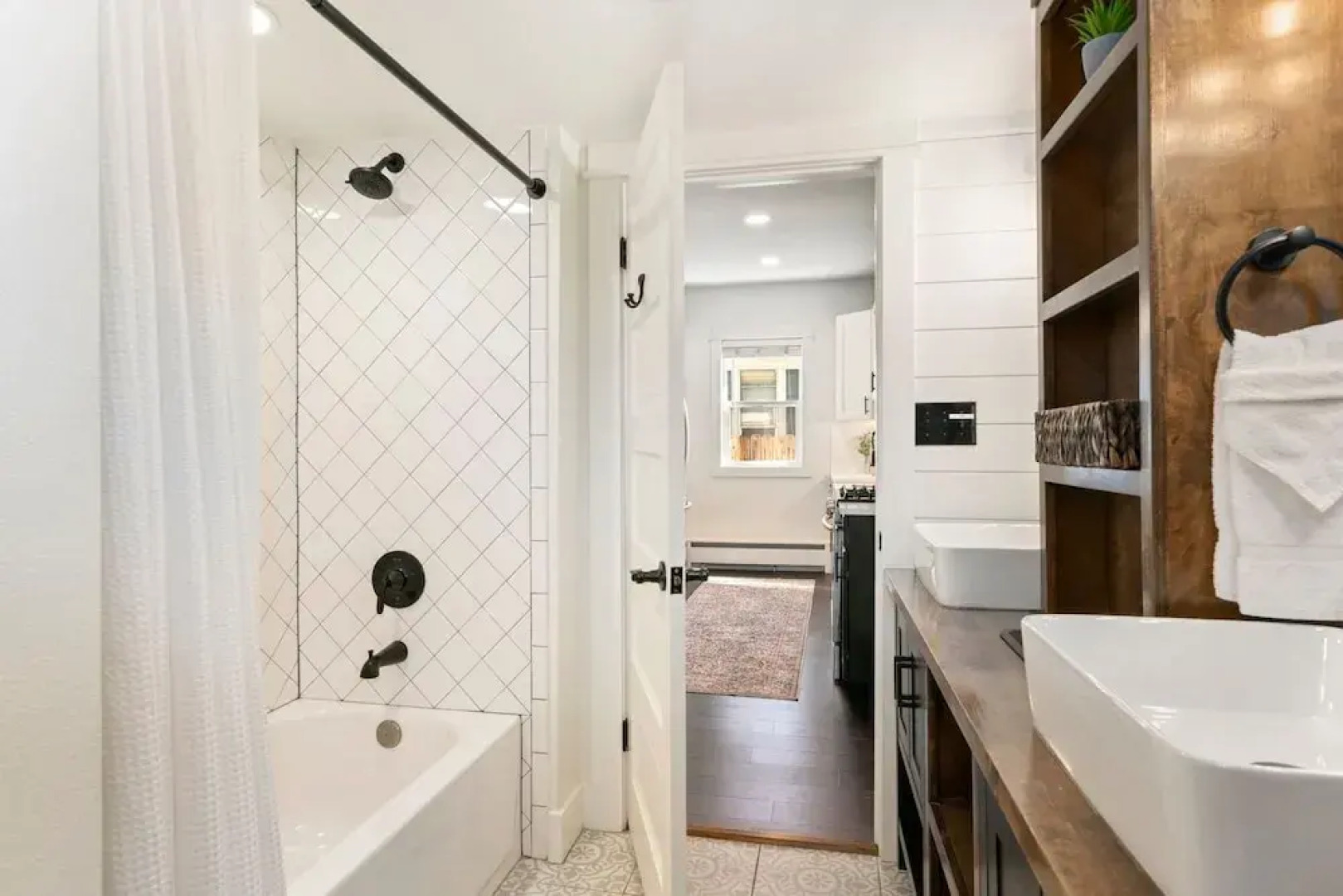 Windsor Farmhouse Family Fun, Yard & Fireplace