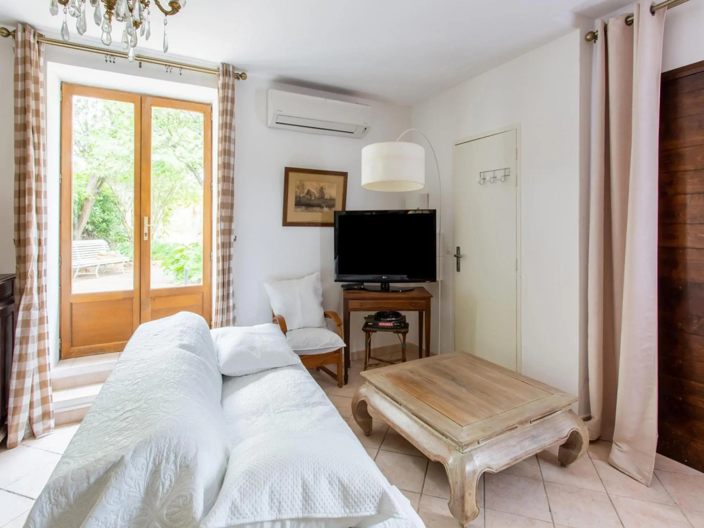 Tranquil holiday home in Cébazan with private pool