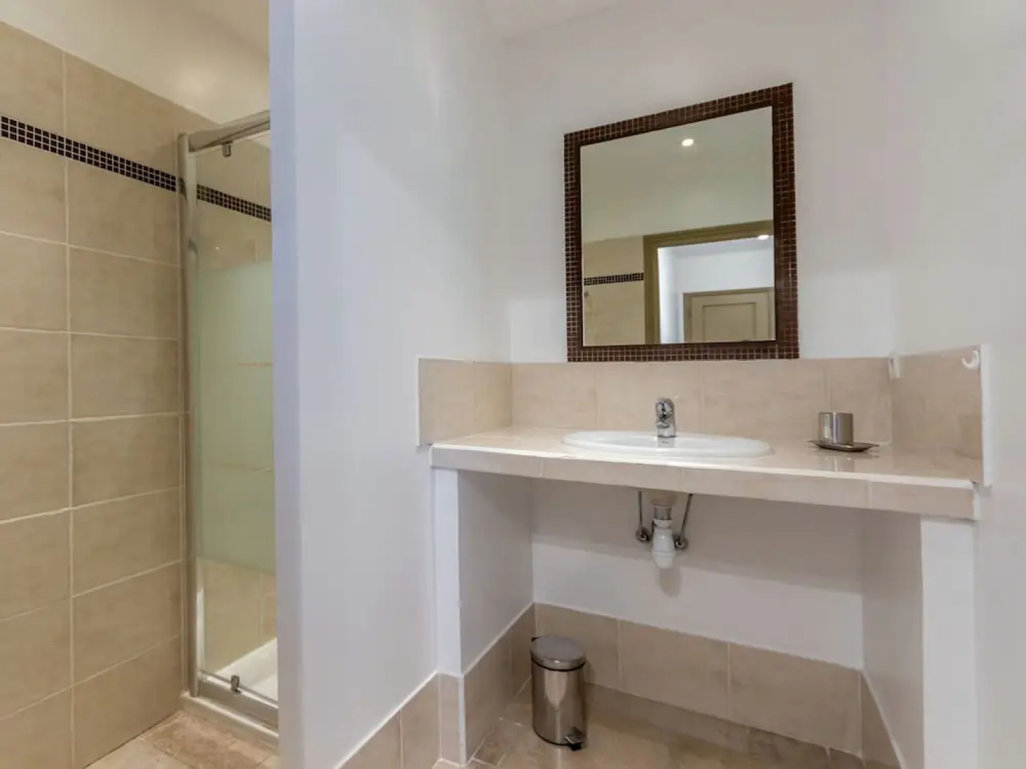 Luxury Apartment for six People in Residence in the Heart of Provence