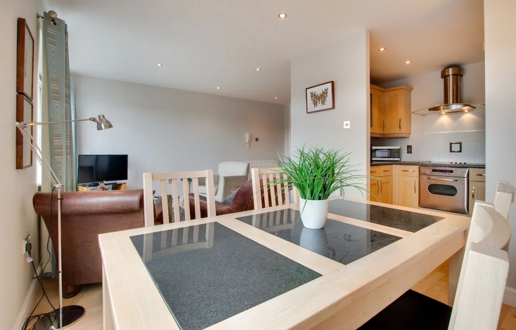 Swan Apartments - By Week2Week