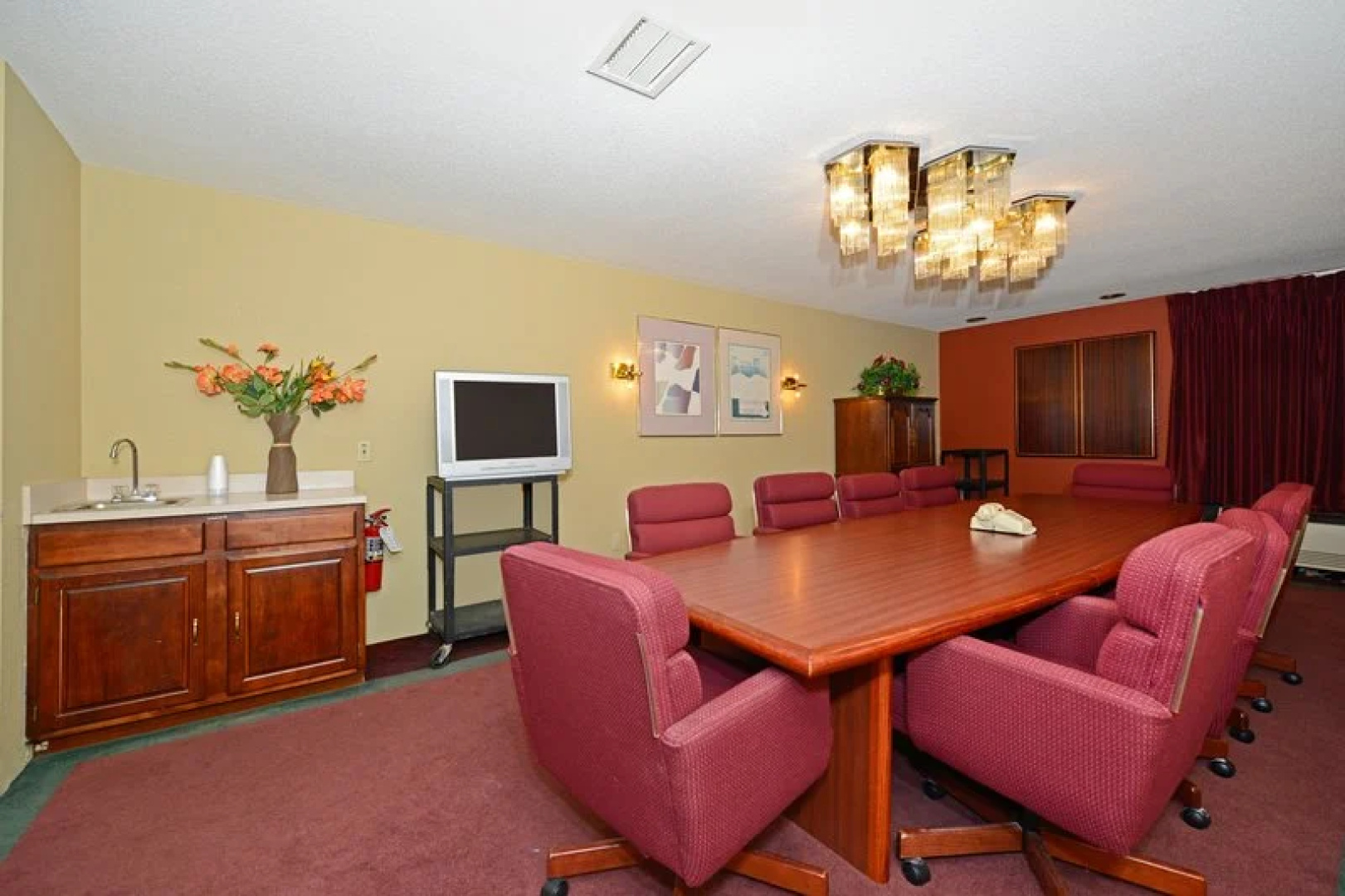 Days Inn & Suites By Wyndham Kalamazoo