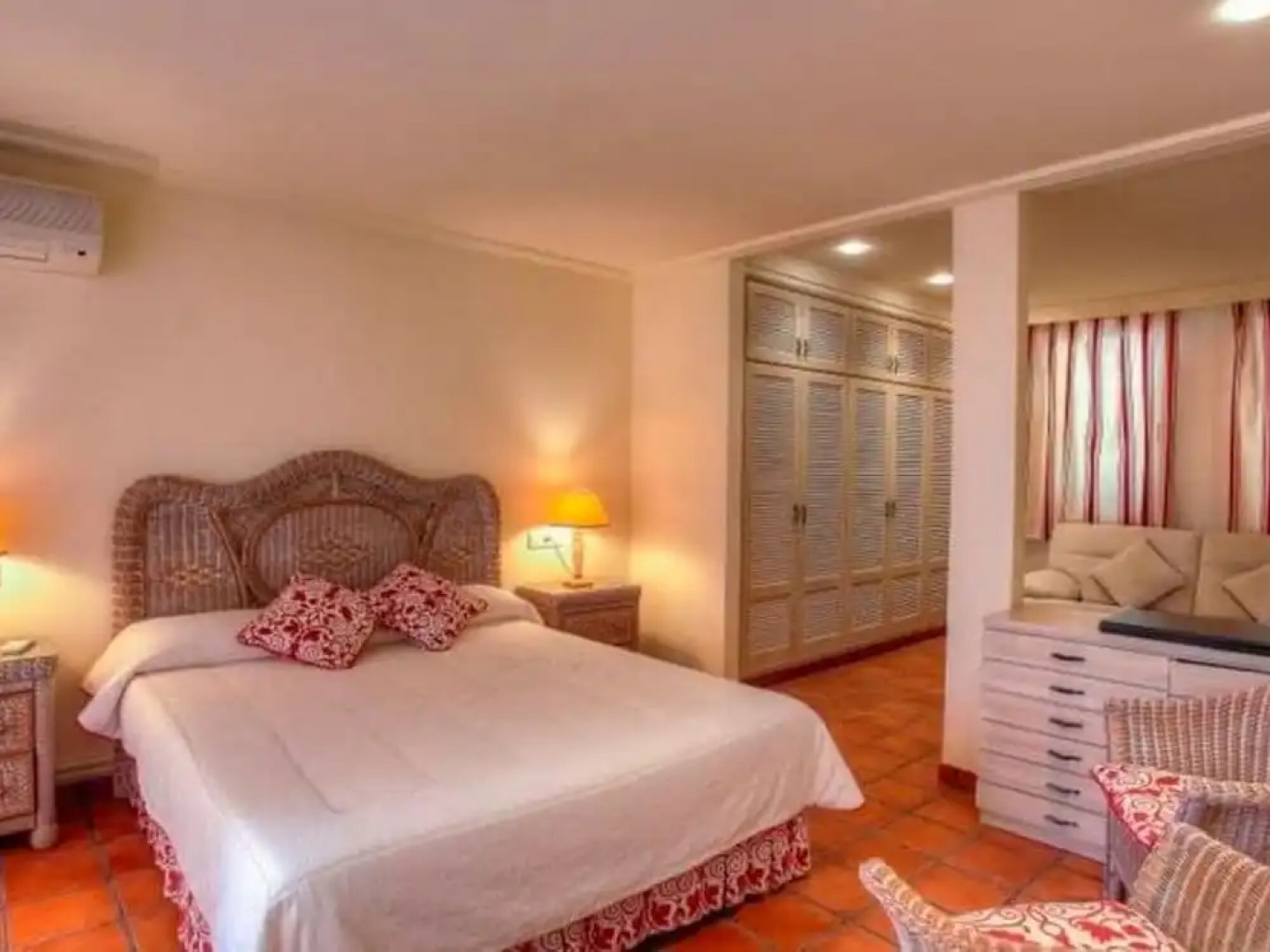 Spacious Holiday Home in Isla de Tabarca With Patio