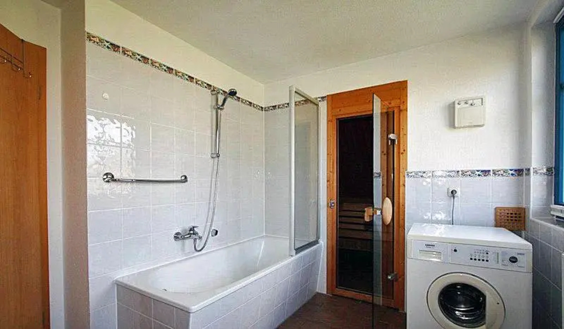 Komfortables Reetdachferienhaus Hasel 1