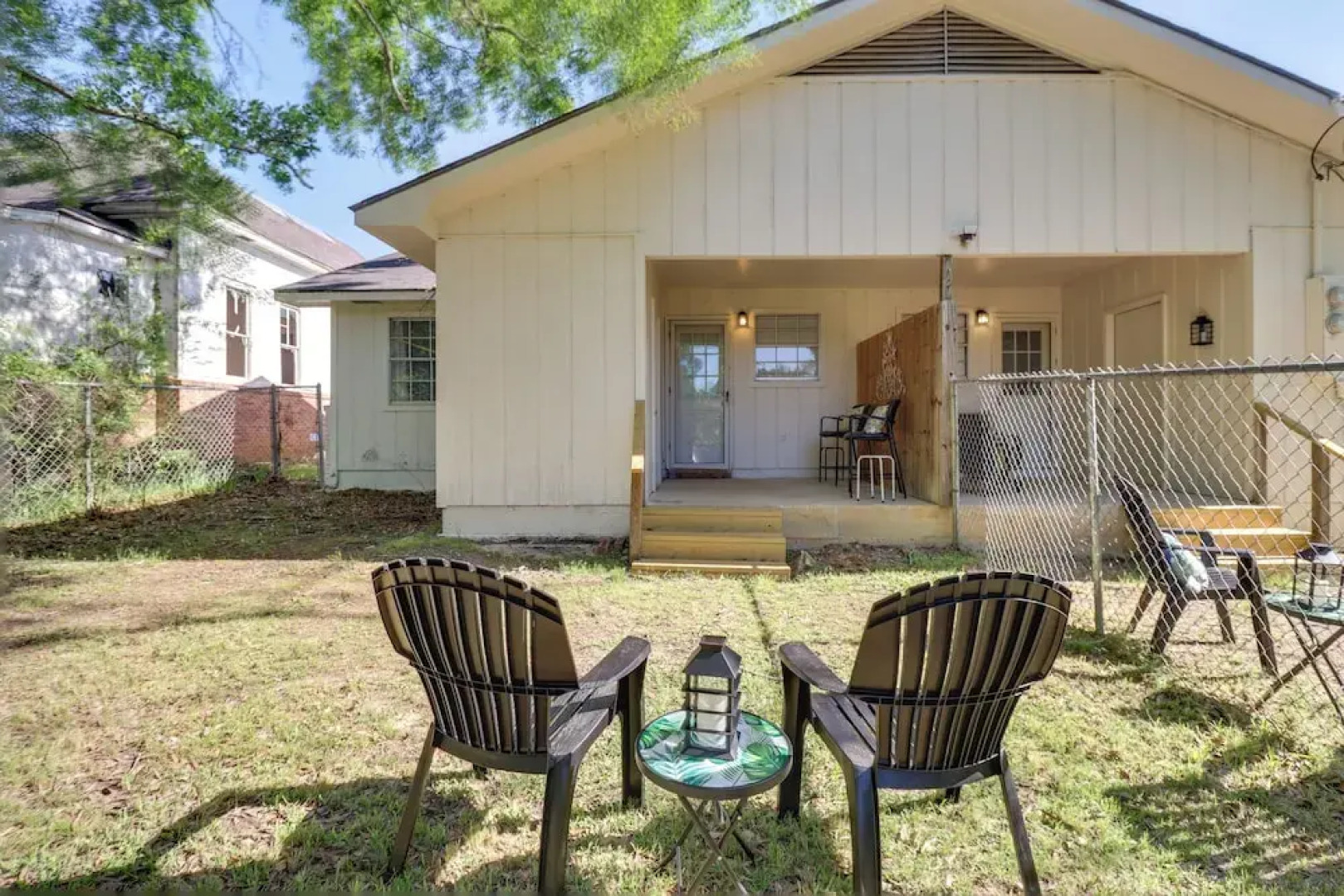 Walk to Eats & Entertainment: Home in Brookhaven