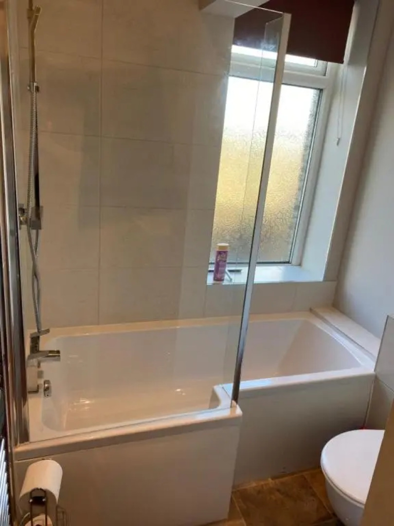 Honeybee Cottage, with a Log Fire & a Hot Tub.