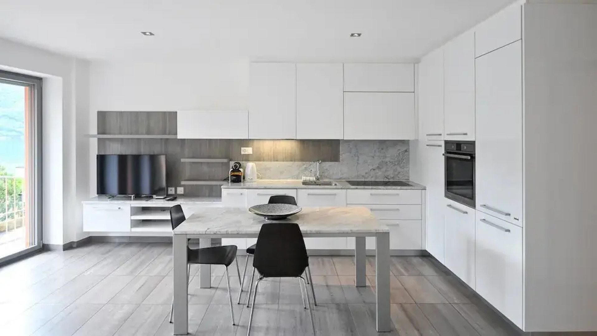 Sunny Suite With Lake View