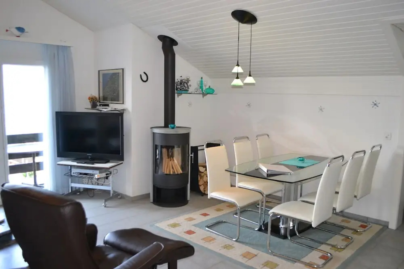 Two-bedroom Apartment for 4-5 Guests With Lake and Mountain Views