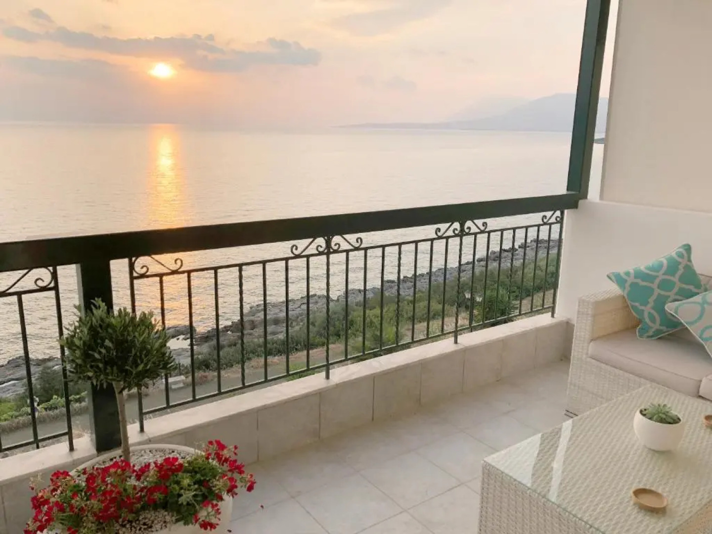 Colours Seaview Apartment