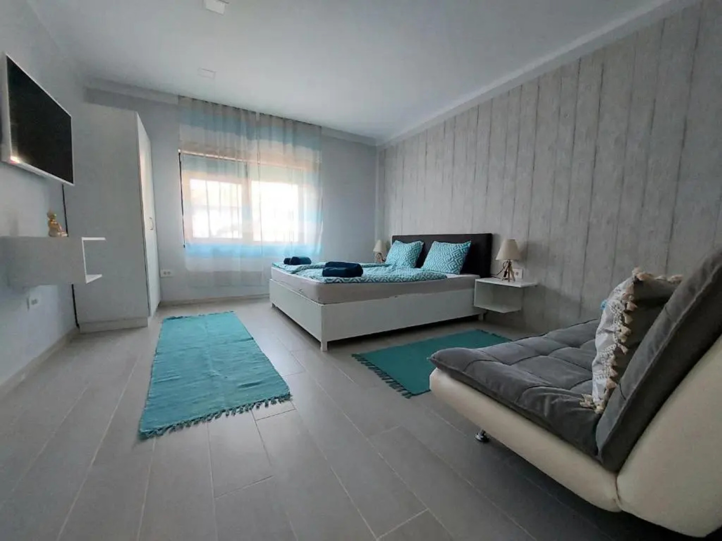 Blue Central House, curte proprie