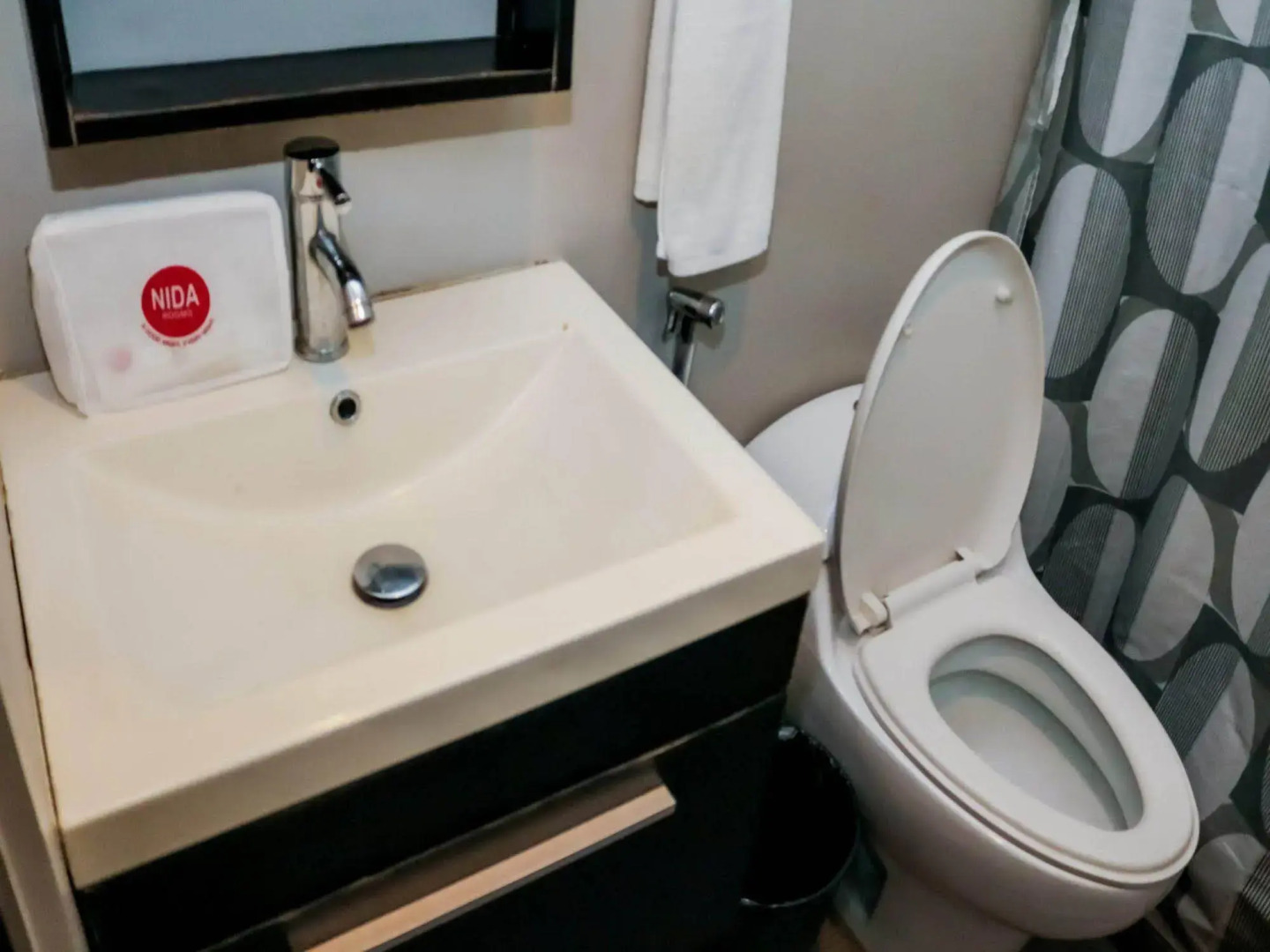 ZEN Rooms Poblacion Makati