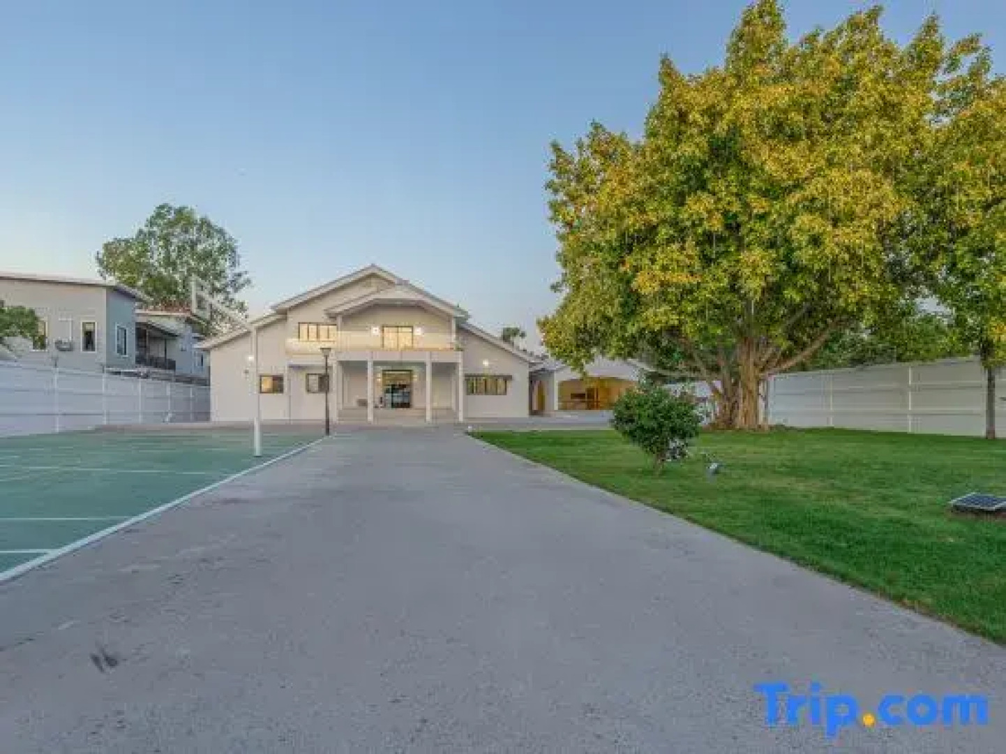 Pattaya Grand Villa 6 Bedroom 8 Bath (Private Pool, KTV, Sauna, Fitness Area)