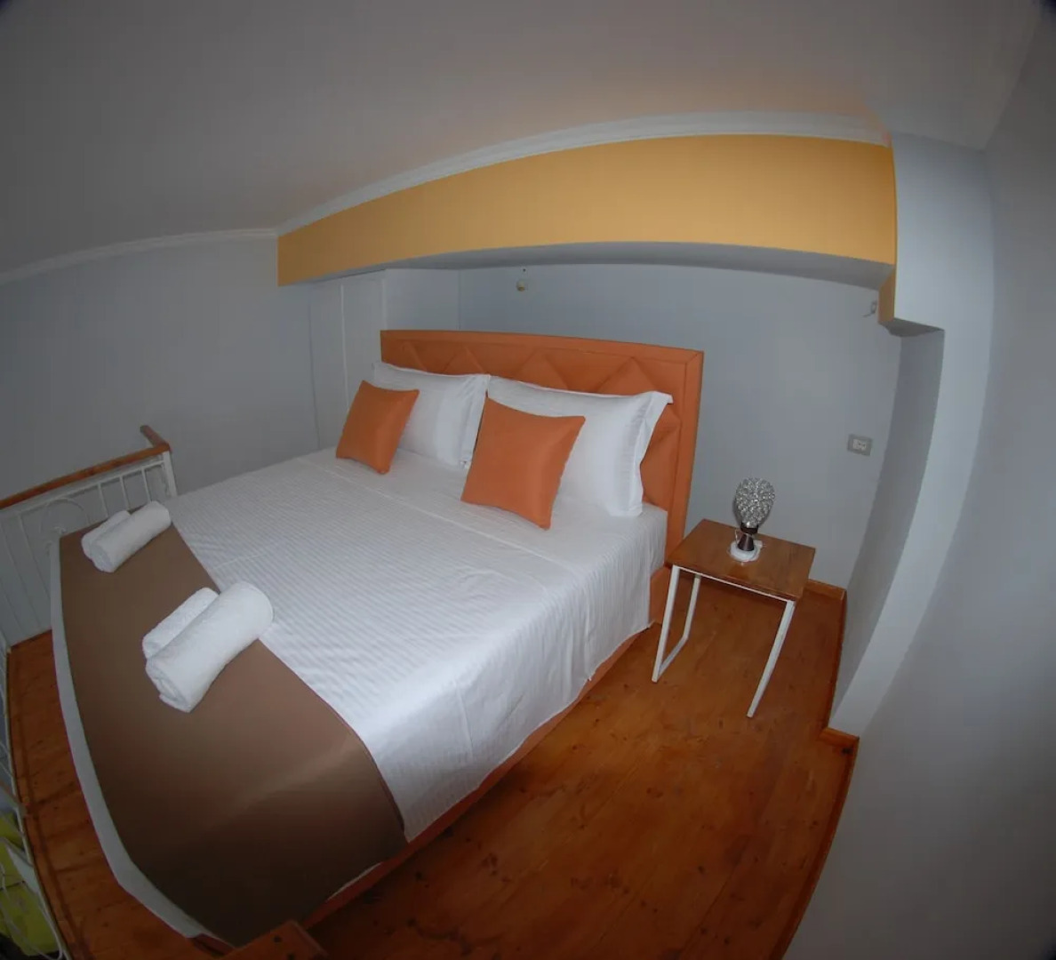 Crown Deluxe Apartments