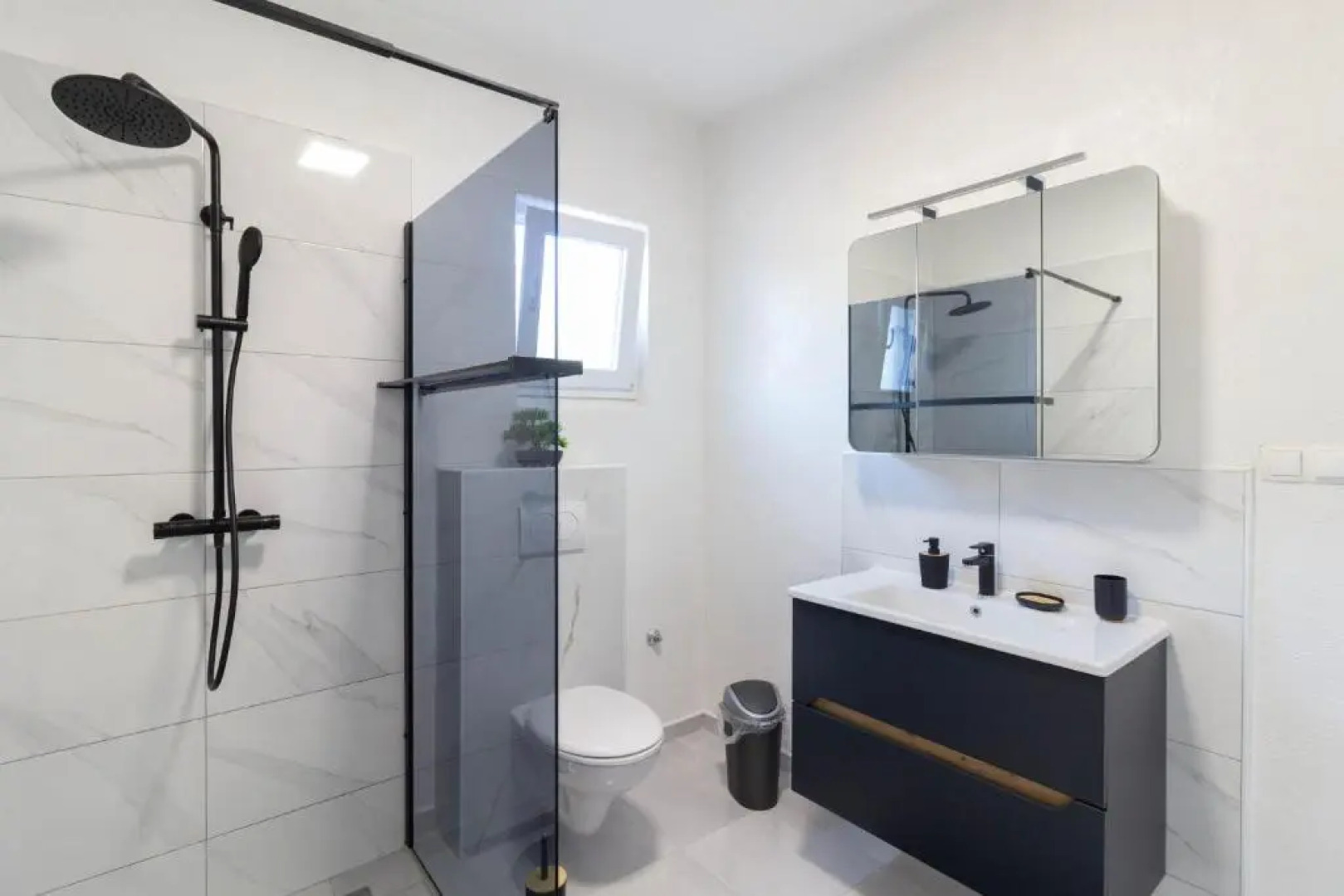 House Jasmin large garden, near Nin