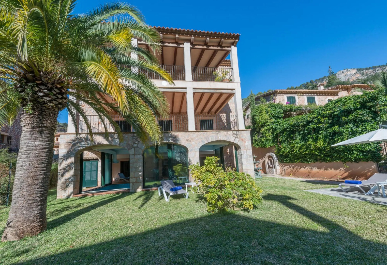 CIRCE - Stunning townhouse with an indoors heated pool in the mountains. Free WiFi