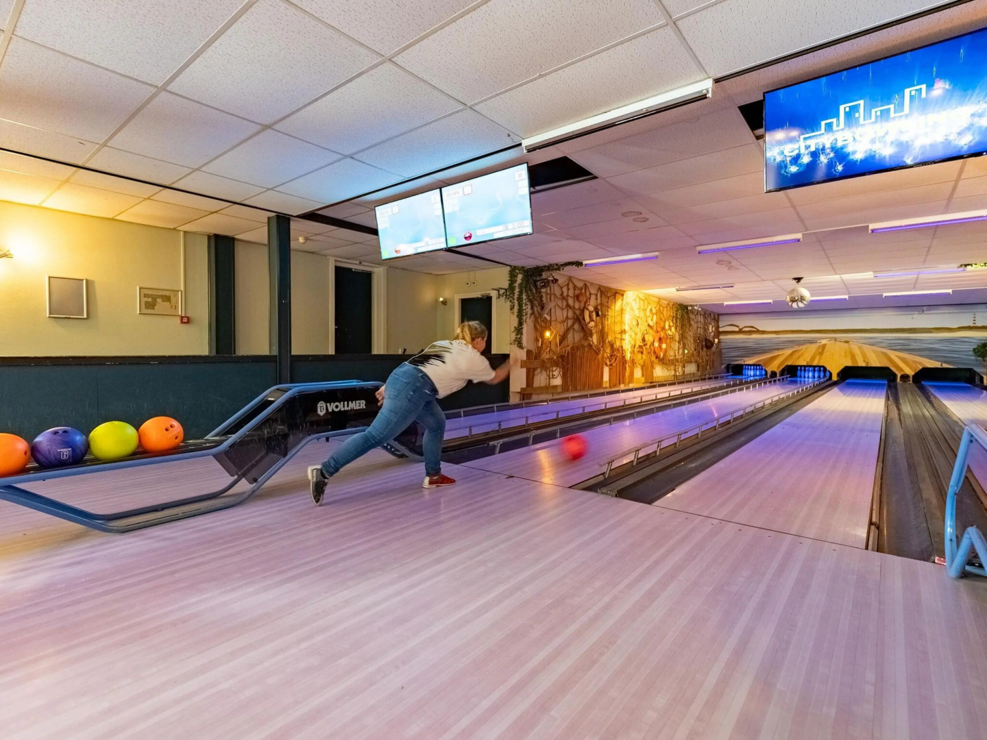 Thatched Holiday Home With two Bathrooms Near the Sea
