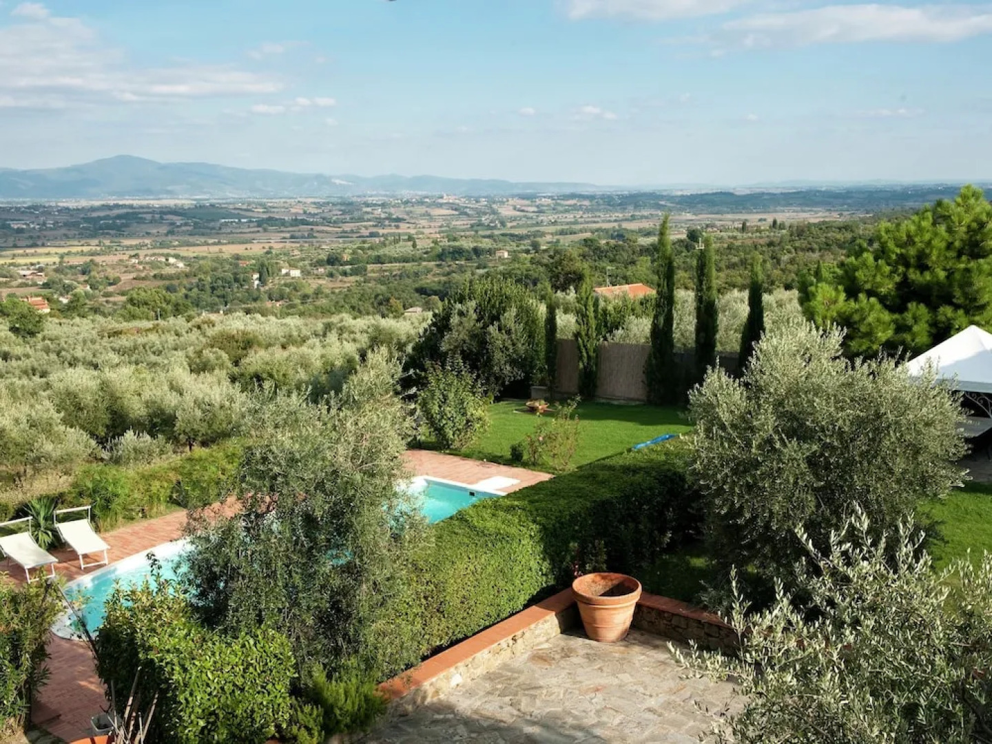 Spacious Villa in Monte San Savino with Swimming Pool