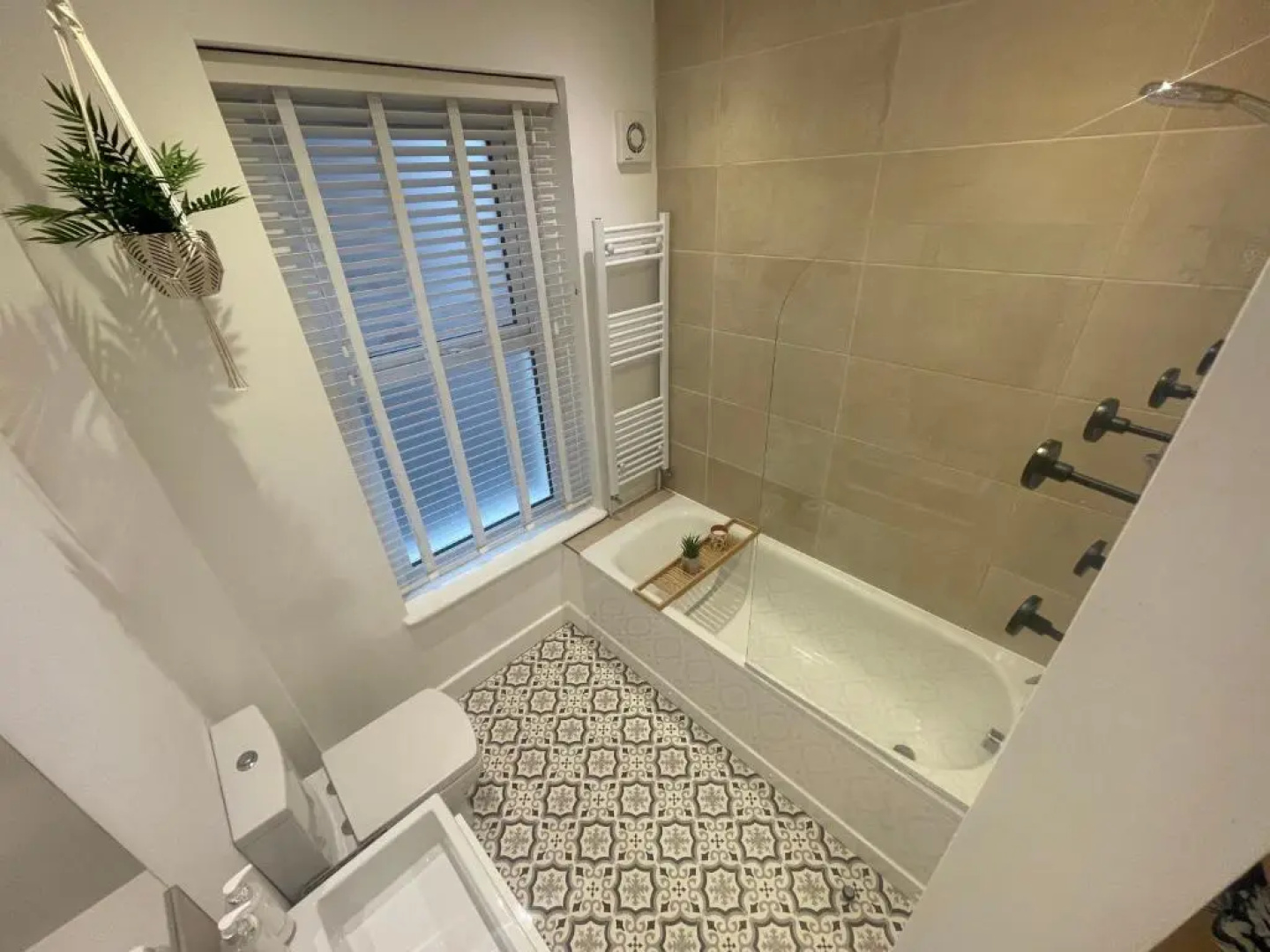 Seaview Flat with Balcony, Spacious 2 Bedroom
