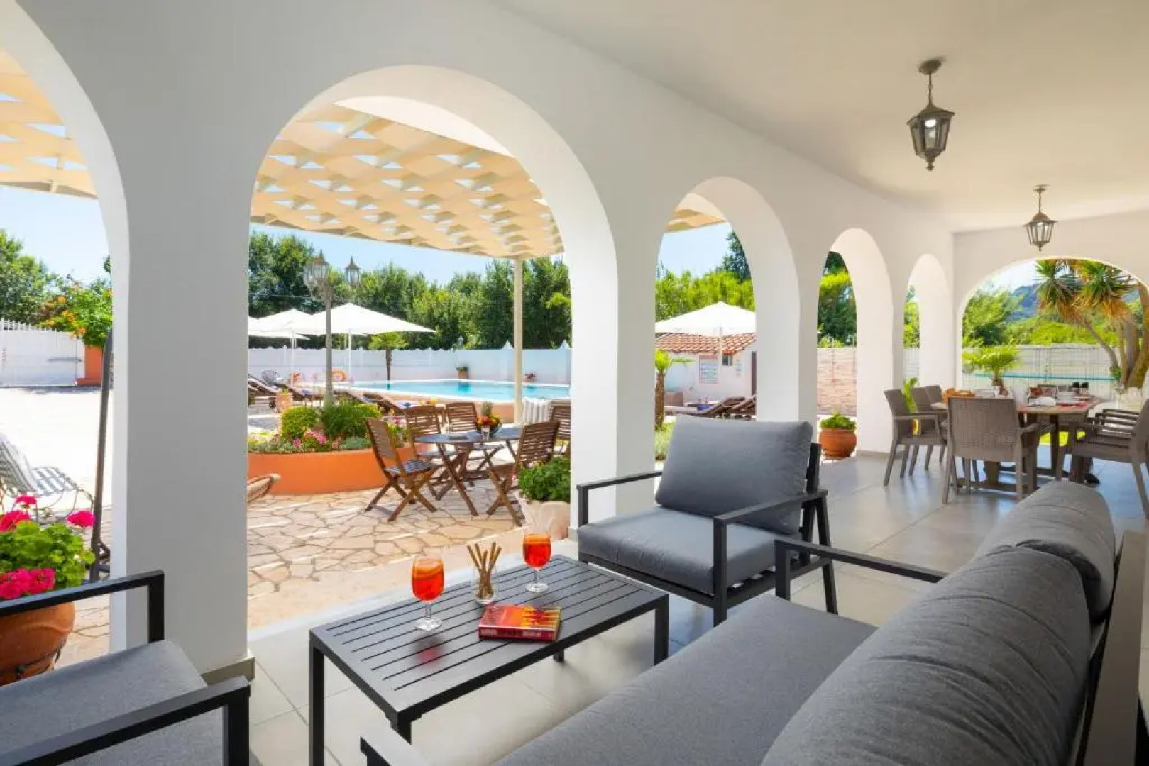 Villa Paradiso: Near beach, superb pool and garden