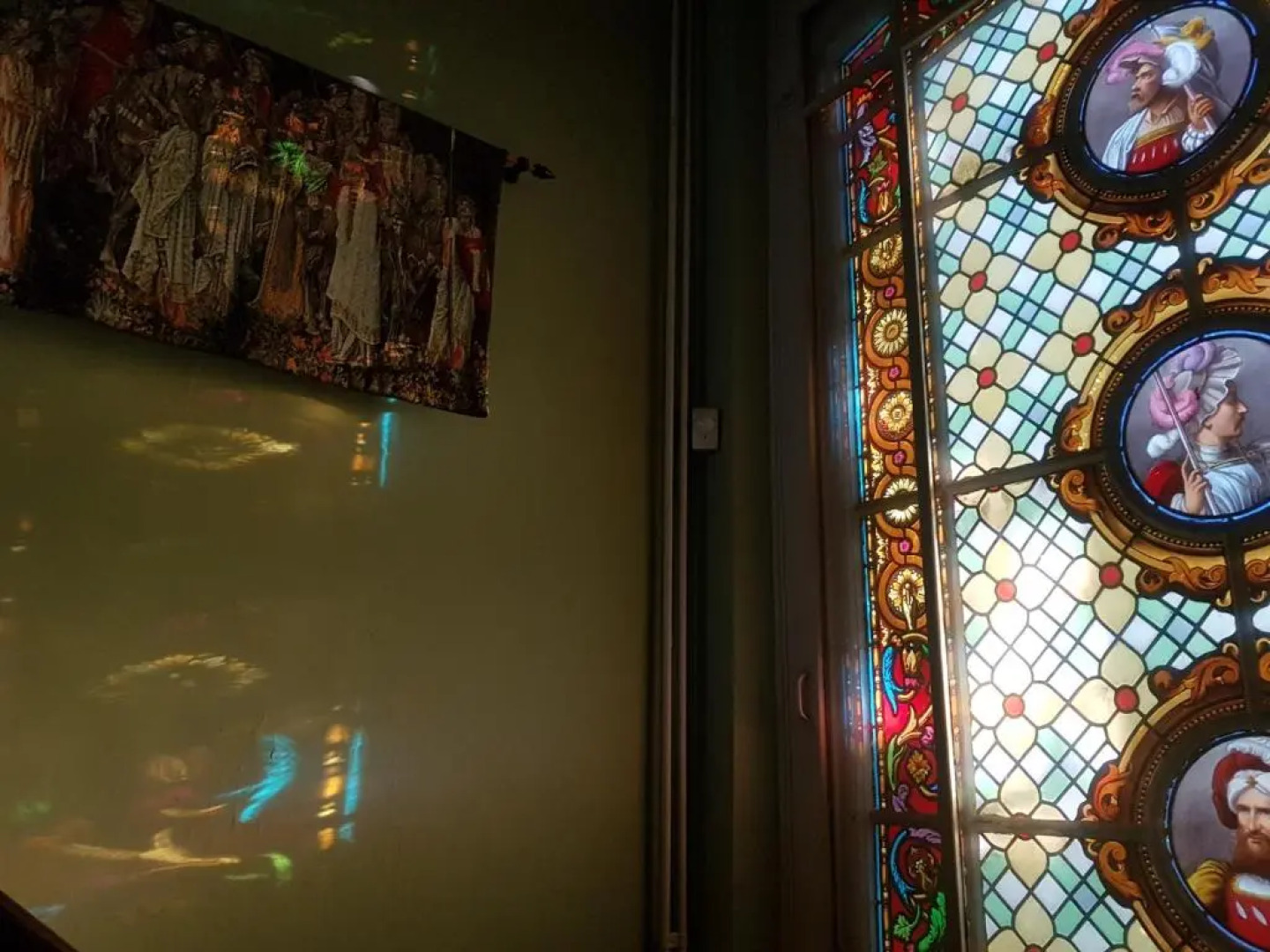 Château Lambert Hotel-Resto-Parking-Shuttle, a 1 ha green Oasis at 8 min from CRL Airport without any noise